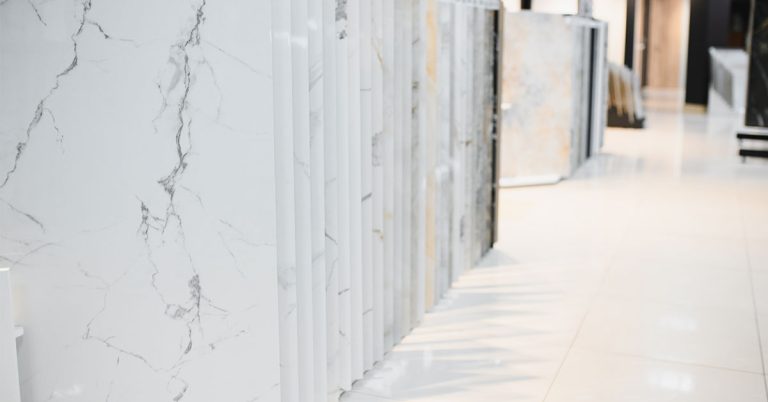 Interior design featuring white tiles and mosaic patterns, comparing the elegance of Thassos marble vs Carrara marble in modern spaces.